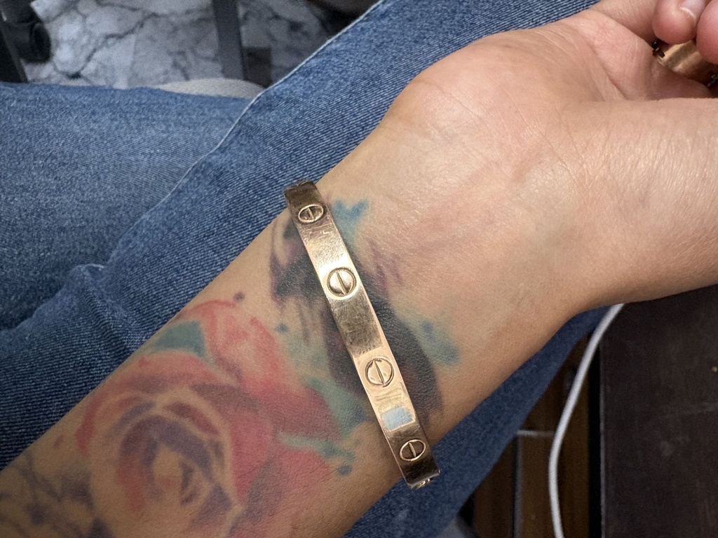 75 melting 
2.4 size 
10 gm weight 
screw lock 